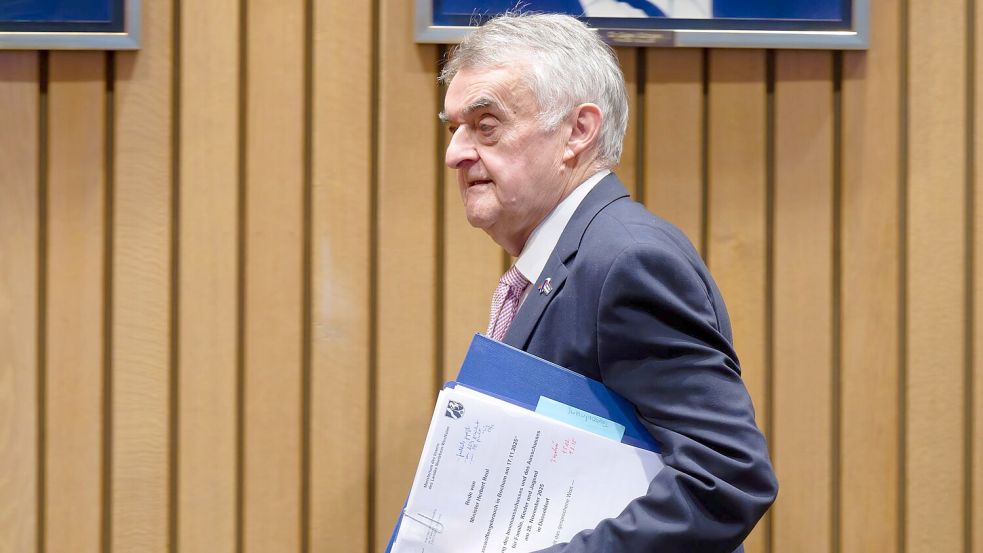NRW-Innenminister Herbert Reul äußerte sich zum Vorfall in Bochum, bei dem ein Schuss auf eine Zwölfjährige fiel. Foto: Henning Kaiser