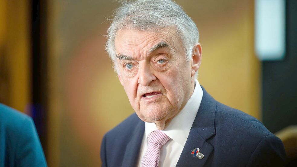 Innenminister Reul will nun den Austausch mit Gehörlosen-Verbänden suchen. Foto: Henning Kaiser