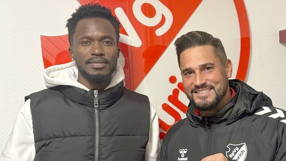 Die SpVg Aurich und Trainer Daniel Franziskus (rechts) freuen sich über den Wechsel von Bangaly Condé. Foto: SpVg Aurich