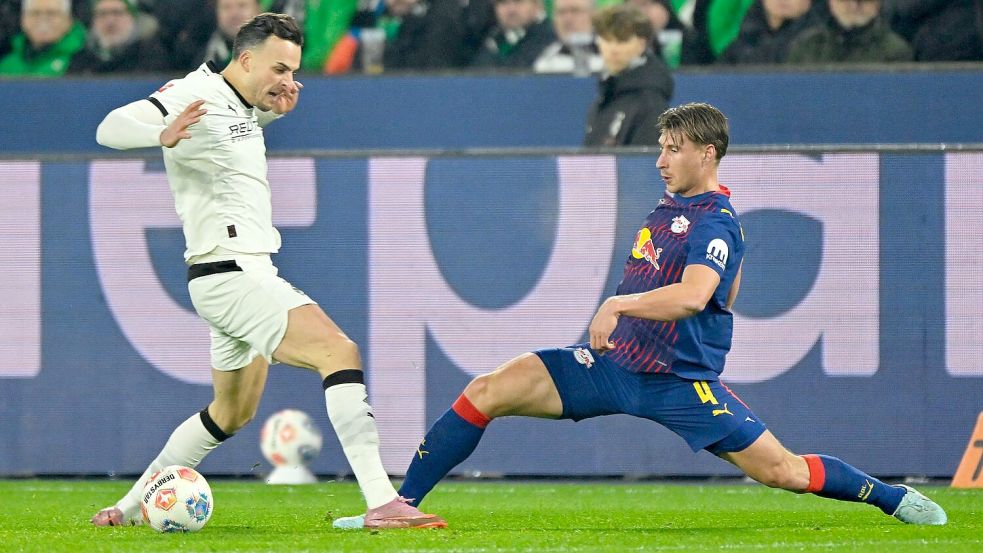 Kein Durchkommen für Gladbachs Tabakovic. Foto: Ulrich Hufnagel