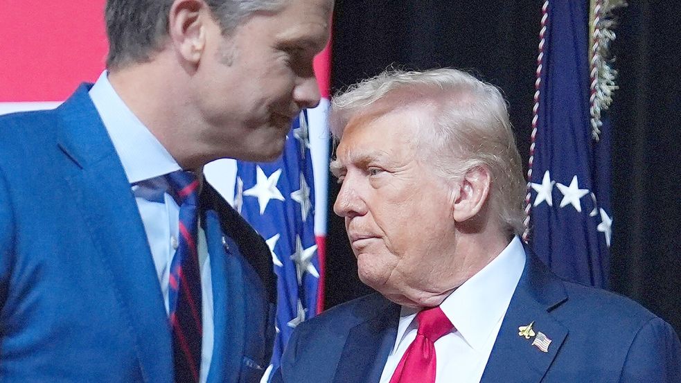 Pentagon-Chef Hegseth (l) ordnete den Berichten zufolge an, „alle zu töten“. (Archivbild) Foto: Evan Vucci/AP/dpa