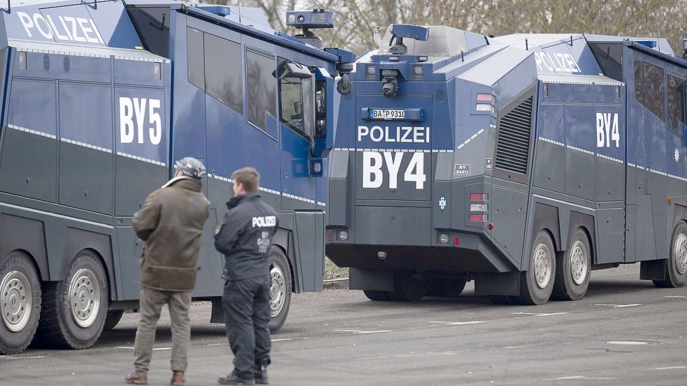 Polizisten aus mehreren Bundesländern sind im Einsatz. Wasserwerfer, Hubschrauber und Drohnen stehen bereit. Foto: Boris Roessler