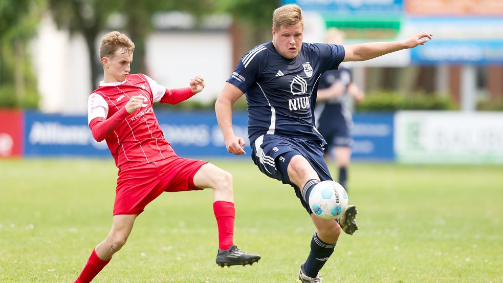 Kann der SV Hage mit Lars Hinrichs (rechts) den TuS Pewsum stoppen? Foto: Doden/Emden