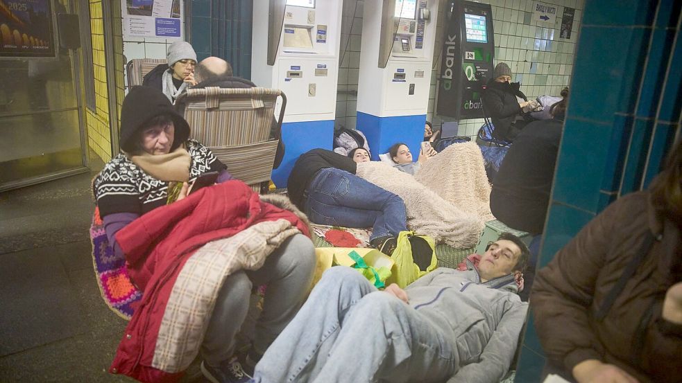 Fast jede Nacht raubt Luftalarm den Menschen auch in Kiew den Schlaf. Foto: Efrem Lukatsky/AP/dpa