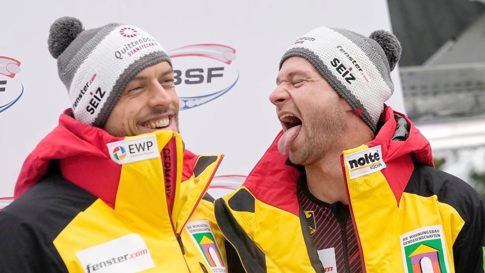 Johannes Lochner (r) und Georg Fleischhauer feiern den Sieg im Zweierbob. Foto: Matthias Schrader/AP/dpa