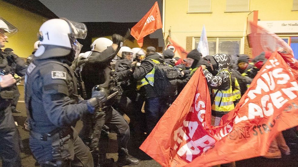 Es kam zu Zusammenstößen von Demonstranten und Polizei. Foto: Lando Hass/dpa