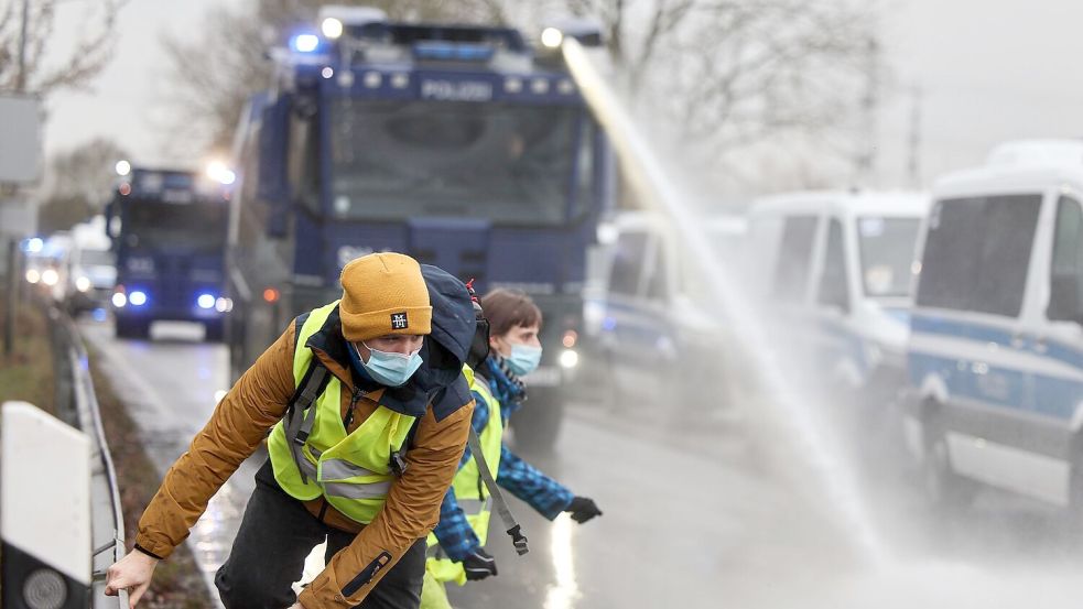 Viele AfDler kamen wegen Straßenblockaden erst spät zur Messe in Gießen. Die Polizei setzte Wasserwerfer ein, um Wege freizuräumen. Foto: Hannes P. Albert/dpa