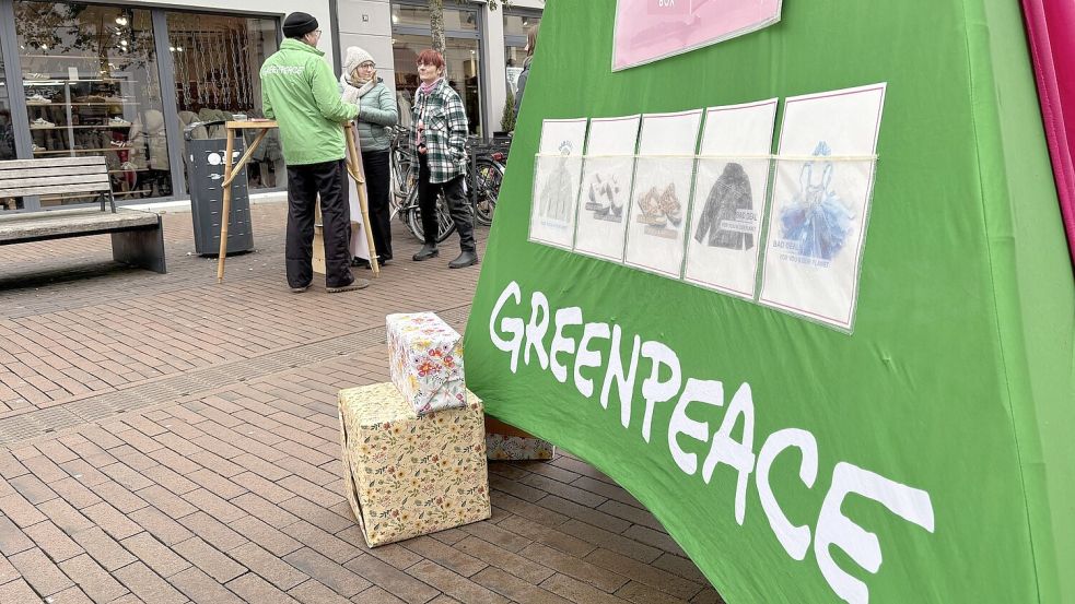 Auch in der Leeraner Fußgängerzone stemmten sich Umweltschützer von Greenpeace gegen den „Fast-Fashion-Wahnsinn“ chinesischer Online-Händler. Foto: Oliver Bär