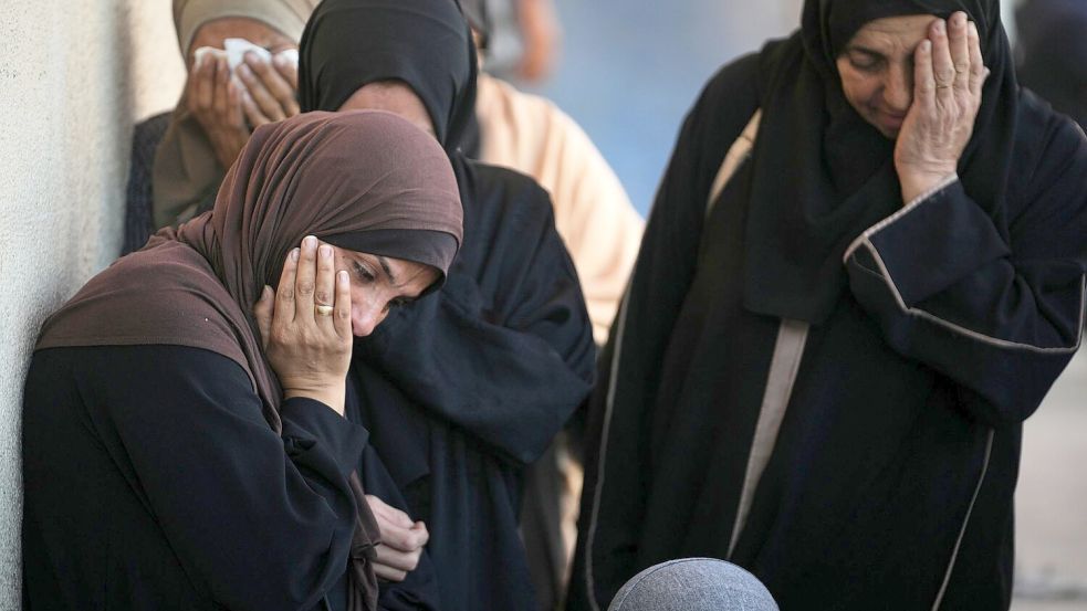 Die von der Hamas kontrollierte Gesundheitsbehörde im Gazastreifen geht davon aus, dass noch zahlreiche Tote unter Trümmern verschüttet sind. (Archivbild) Foto: Abdel Kareem Hana/AP/dpa