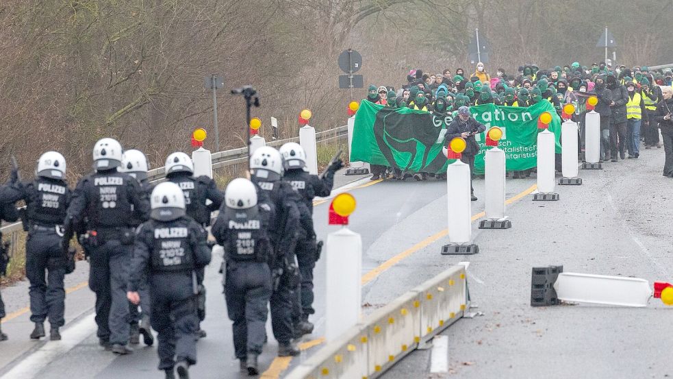 Polizei und Demonstranten treffen auf der B429 nahe der Lahnbrücke aufeinander. Foto: Lando Hass/dpa
