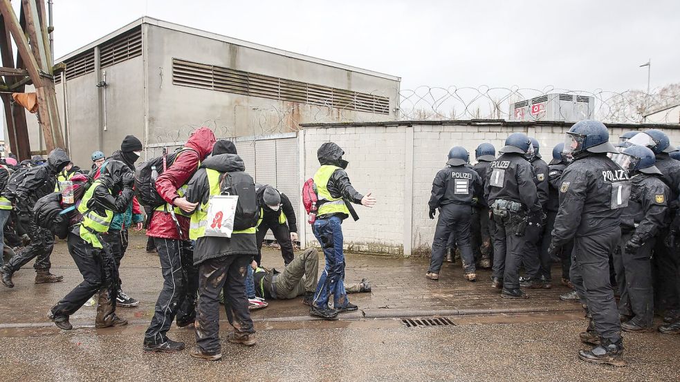 Die Stürmung des Veranstaltungsorts wurde verhindert. Foto: Hannes P. Albert/dpa