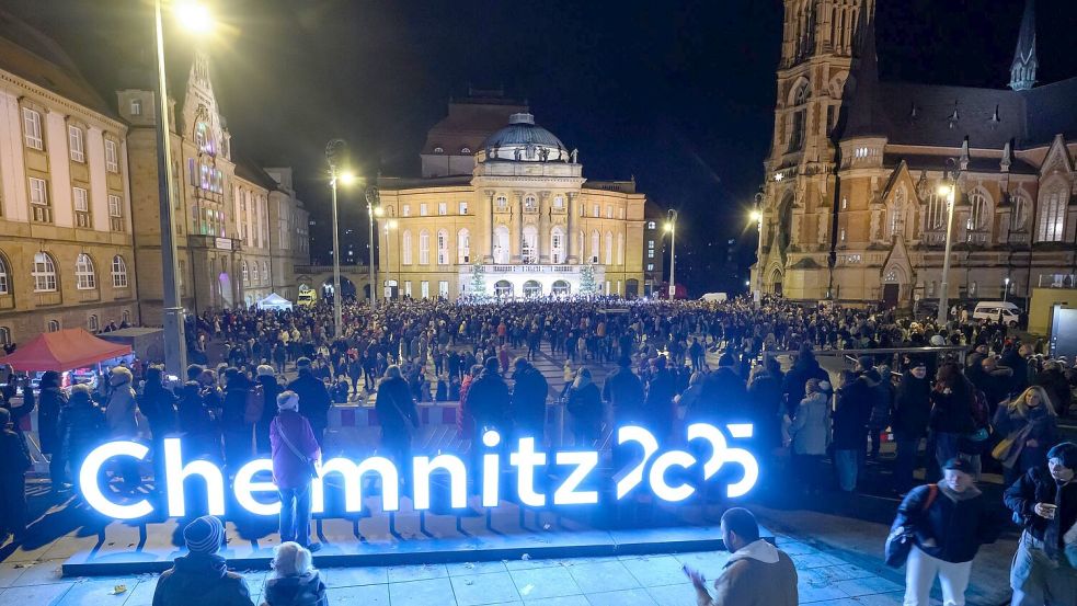 Zum Abschluss des Kulturhauptstadtjahres beteiligen sich Tausende Menschen auf dem Chemnitzer Theaterplatz am Weihnachtssingen. Foto: Hendrik Schmidt