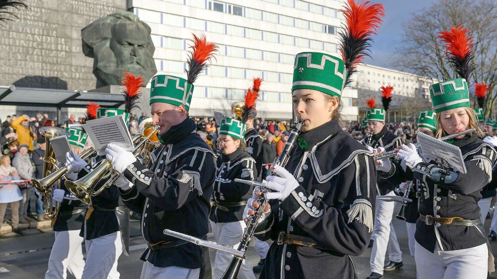 Die Bergparade zum Abschluss des Kulturhauptstadtjahres zieht am Chemnitzer Karl-Marx-Monument vorbei. Foto: Hendrik Schmidt