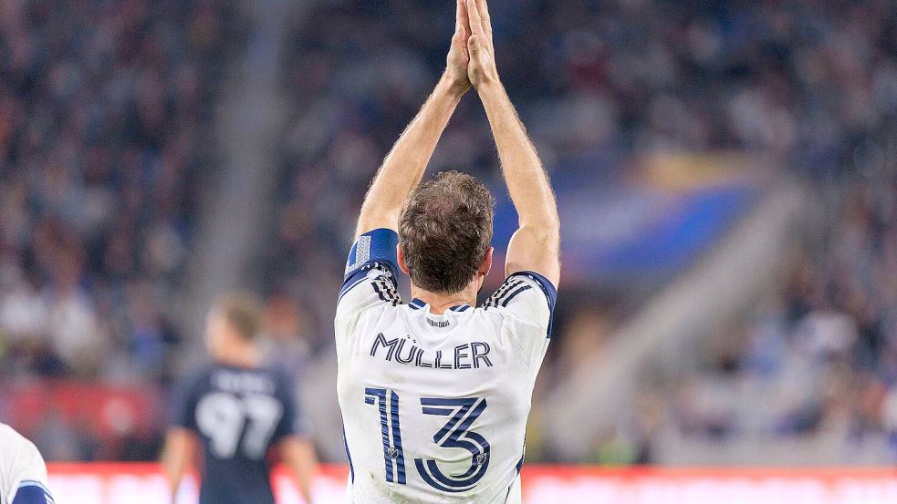 Applaus für 200 mitgereiste Fans aus Vancouver - mehr Karten gab es nicht für die Kanadier. Foto: Javier Rojas