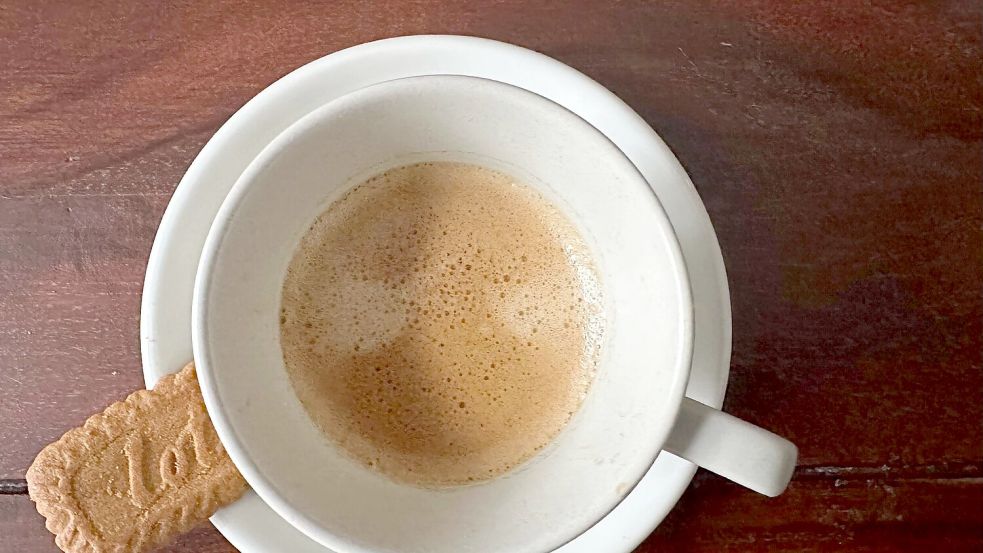 Ein Karamellkeks wird heutzutage oft zu einem Kaffee gereicht. (Archivbild) Foto: Gregor Tholl