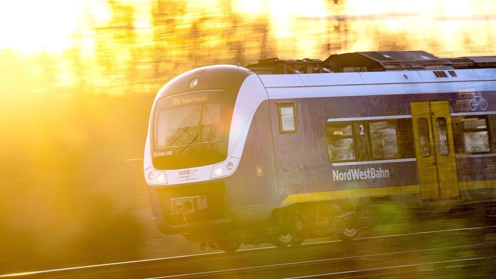 Zwei Wochen lang müssen sich Bahnreisende auf der Strecke zwischen Bramsche und Osnabrück Hauptbahnhof auf Zugausfälle und Schienenersatzverkehr einstellen. Foto: Sina Schuldt/dpa