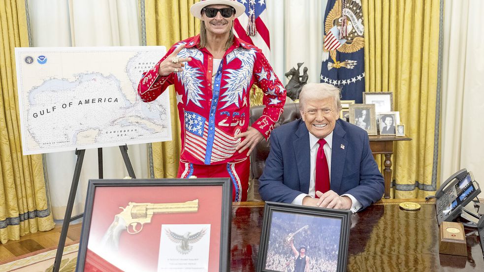 Ein kurioses Geschenk: Musiker Kid Rock überreicht Donald Trump einen vergoldeten Revolver. Foto: IMAGO/ZUMA Press Wire