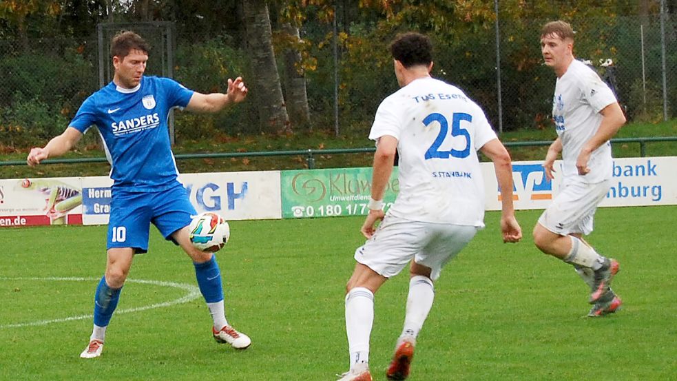 Niklas Papen (links) traf beim 2:2 in Brake per Elfmeter zum zwischenzeitlichen 1:1. Foto: Marco Reemts