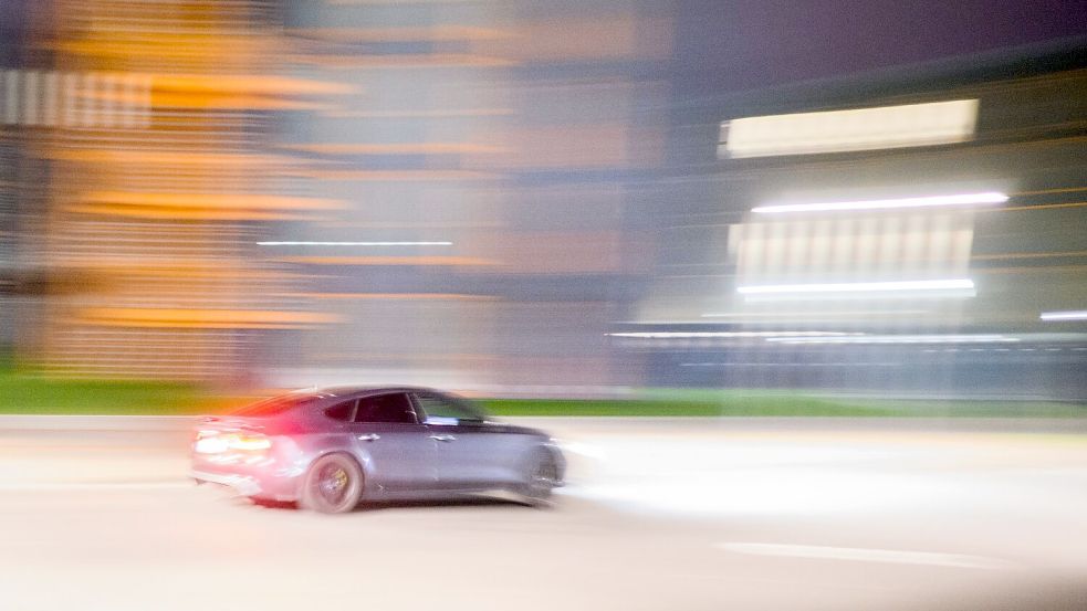 Etliche Teilnehmer des Tuning-Treffens sollen die eintreffende Polizei angegriffen haben. (Symbolbild) Foto: Julian Stratenschulte