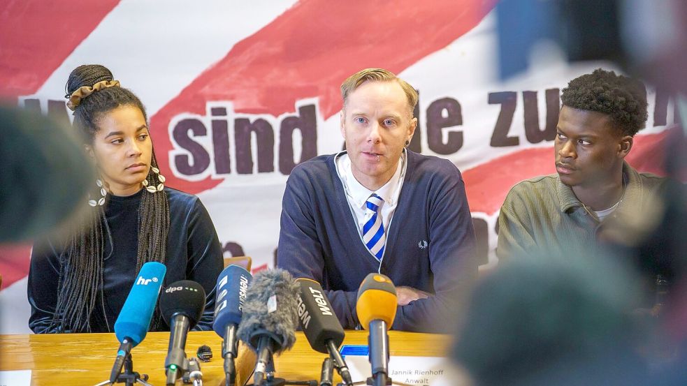 Der Marburger Anwalt Jannik Rienhoff sieht Rechtsbrüche seitens der Polizei während der Proteste gegen die Neugründung der AfD-Jugendorganisation in Gießen. Foto: Andreas Arnold