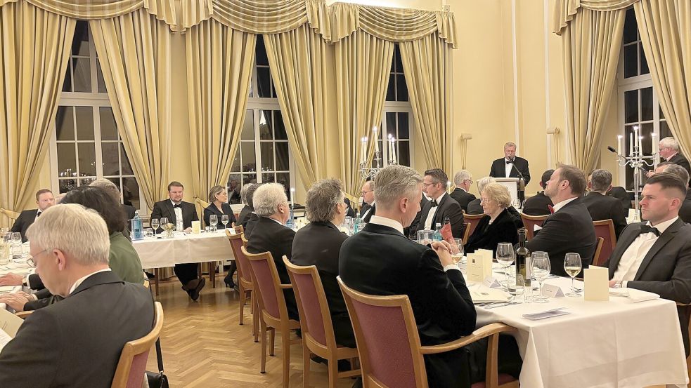 Blick in den Festsaal. 170 Gäste nahmen im Klub zum guten Endzweck Platz. Rechts im Hintergrund: der neue Vorsitzende bei seiner Rede. Fotos: Lars Reckermann