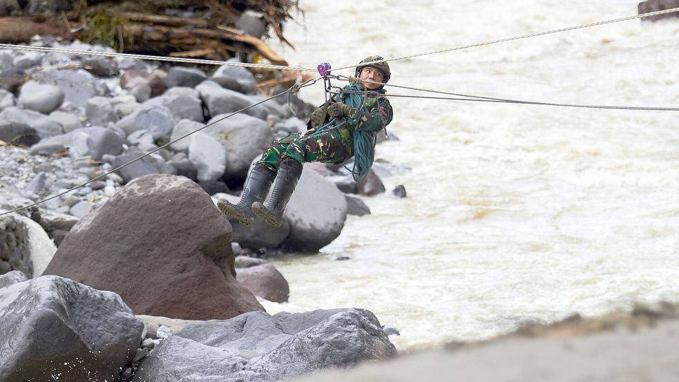 Die Rettungsarbeiten kommen nur schleppend voran. Foto: Nazar Chaniago/AP/dpa