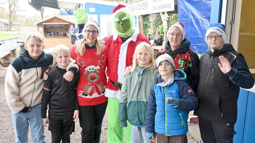 Neben dem Weihnachtsmann stattete auch der Grinch (vierter von links) dem Weihnachtsmarkt in Collinghorst einen Besuch ab. Foto: Holger Weers