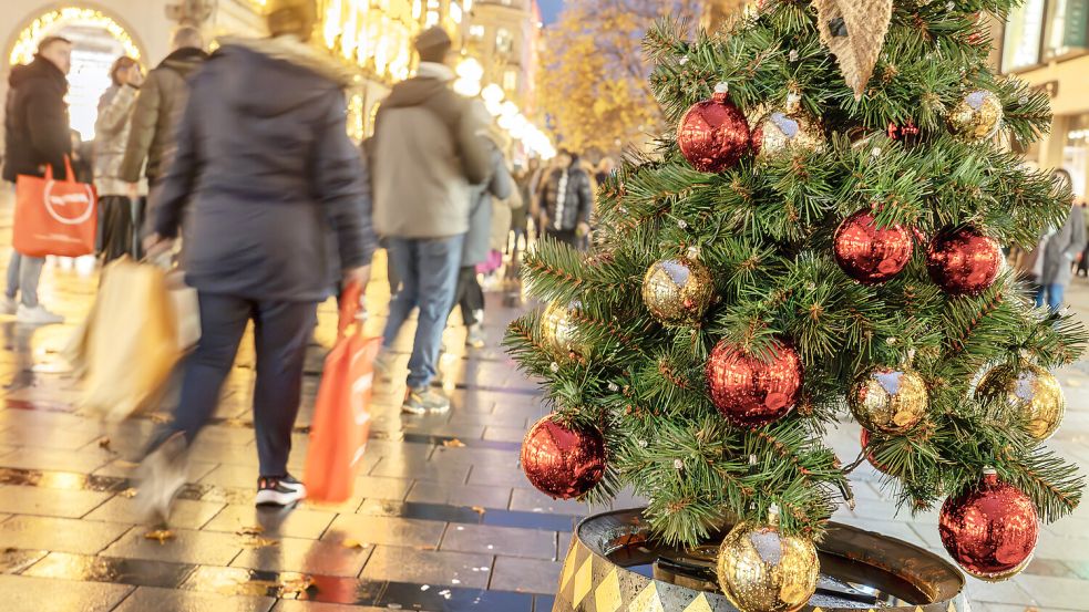 In der Adventszeit füllen sich die Fußgängerzonen. Auch Fundraiser werben für Spenden. Foto: IMAGO / Wolfgang Maria Weber