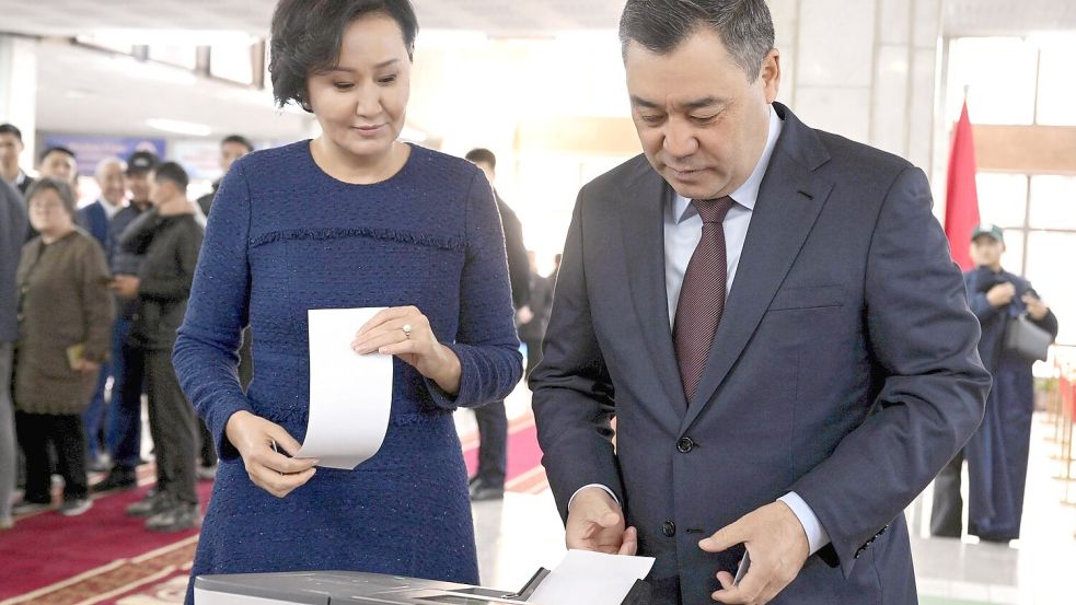 Der kirgisische Präsident Sadyr Schaparow gibt seine Stimme bei der Parlamentswahl ab. Foto: Sultan Dosaliev/Kyrgyzstan’s Pre