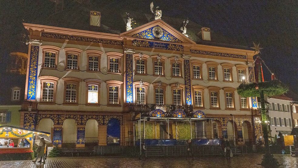 In der historischen Altstadt von Gengenbach im Schwarzwald wird die Fassade des Rathauses zu einem überdimensionierten Adventskalender umfunktioniert. Foto: Philipp von Ditfurth/dpa