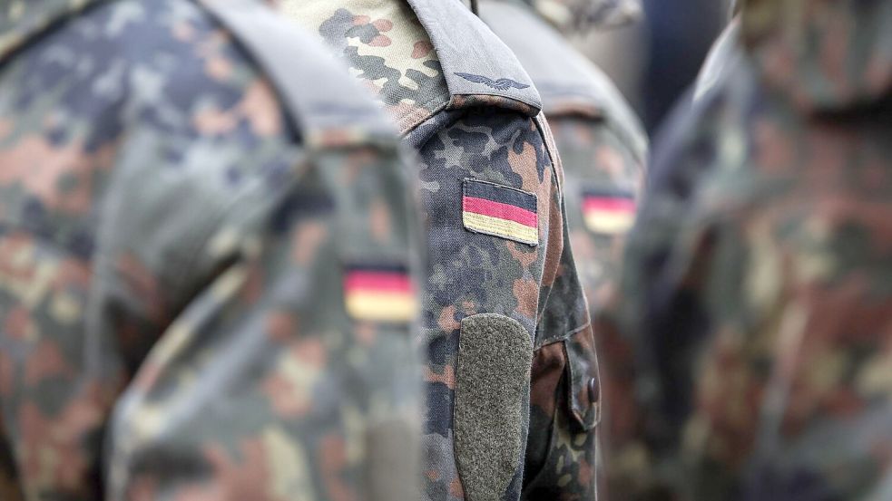 Junge Leute bekommen bald Post von der Bundeswehr. (Archivbild) Foto: Hannes P. Albert/dpa
