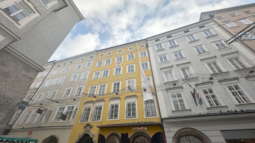 Blick auf das Geburtshaus von Mozart in der Getreidegasse in der Salzburger Altstadt. (Archivbild) Foto: Gregor Tholl/dpa