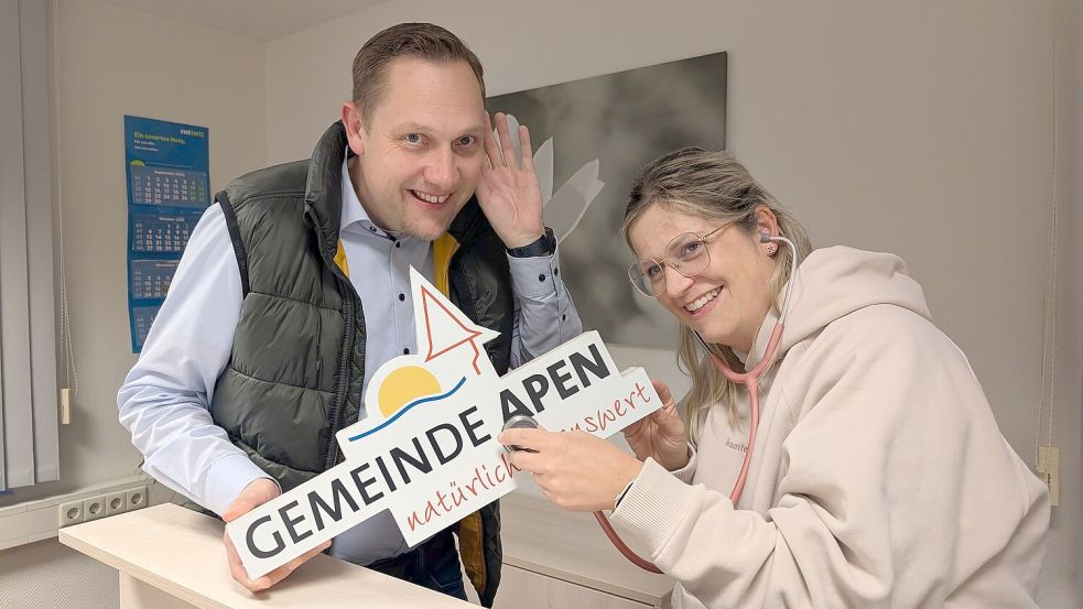 Sie hatten Spaß bei einem Austausch im Rathaus der Gemeinde Apen: Bürgermeister Matthias Huber und die Fachärztin Wiebke Kempen. Foto: Gemeinde Apen