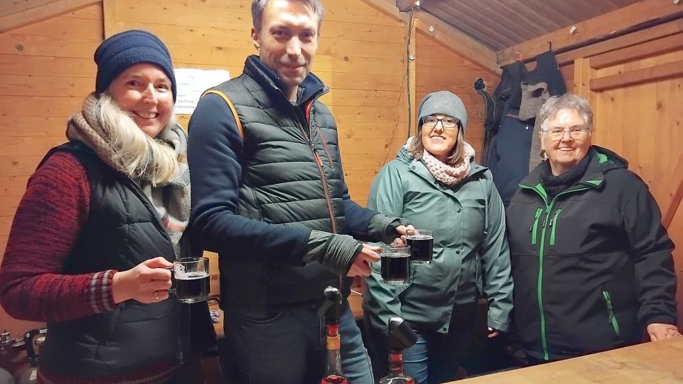 Viele helfende Hände trugen zum Gelingen des Adventsmarktes bei. Foto: Clarissa Scherzer