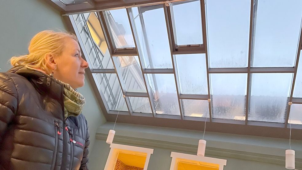 Silke Plaisir 2022 unter dem vom Landkreis gebauten und dann bemängelten Glasdach. Foto: Marion Janßen/Archiv