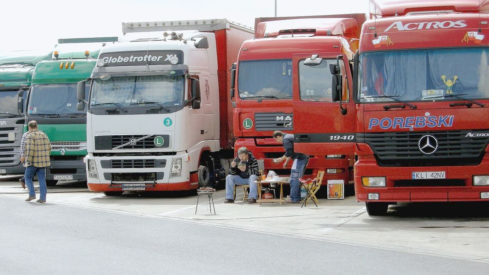 Großes Problem für Logistikdienstleister: volle Autobahnparkplätze während der Fahrverbotszeiten für Lkw an Sonn- und Feiertagen. Foto: IMAGO / PEMAX