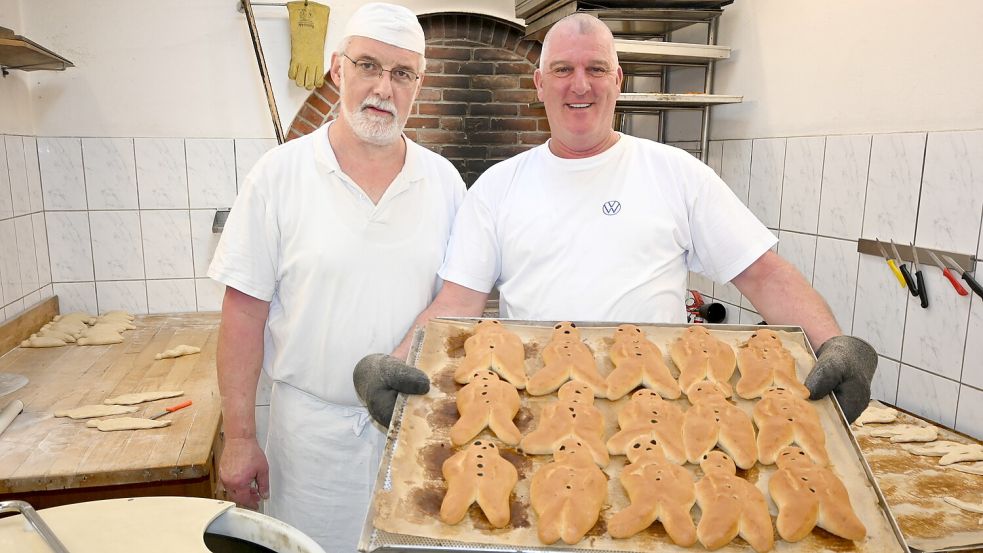 Die Mühlenbäcker des Möhlenkrings Idafehn, Manfred Hoek (links) und Stephan Czesnik, hatten viele Stutenkerle gebacken. Foto: Holger Weers