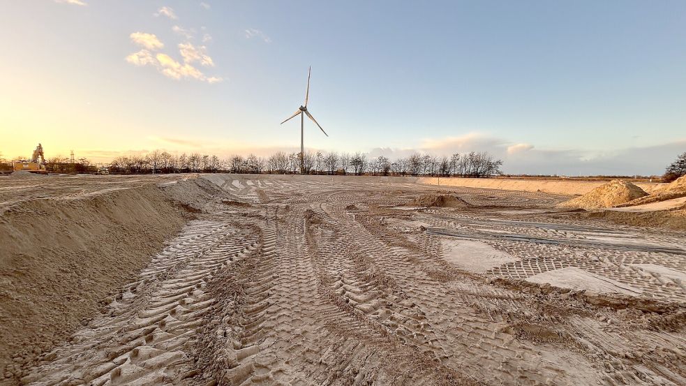 So sieht es heute aus: Baustelle von EWE in Emden. Ab 2027 wird hier grüner Wasserstoff im industriellen Maßstab produziert. Foto: EWE/Jan Lübkemann
