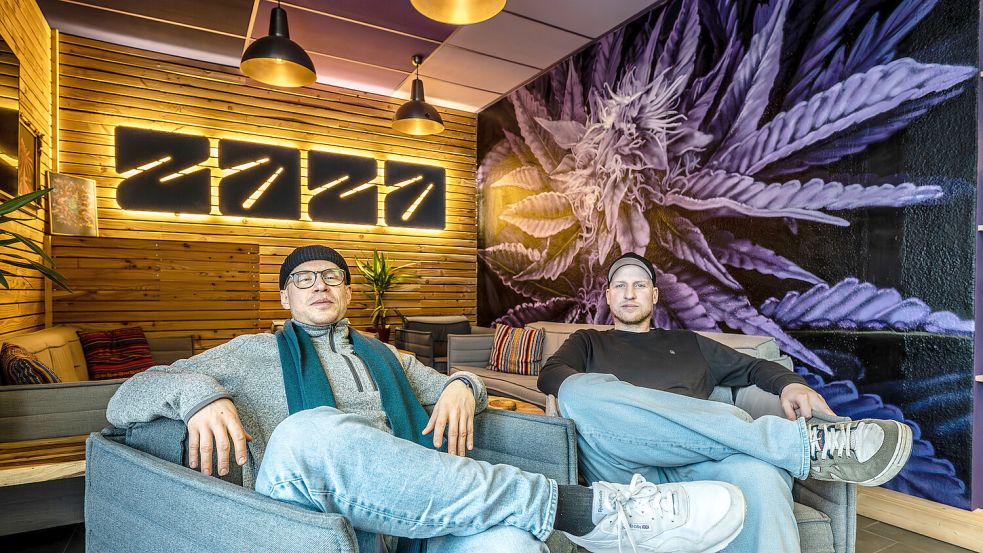 Malte Schneider (rechts) führt das Café Zaza mit seinem Bruder Fabian Schneider. Im Sommer wurde eröffnet, der Weg dahin war lang. Foto: Klaus Ortgies