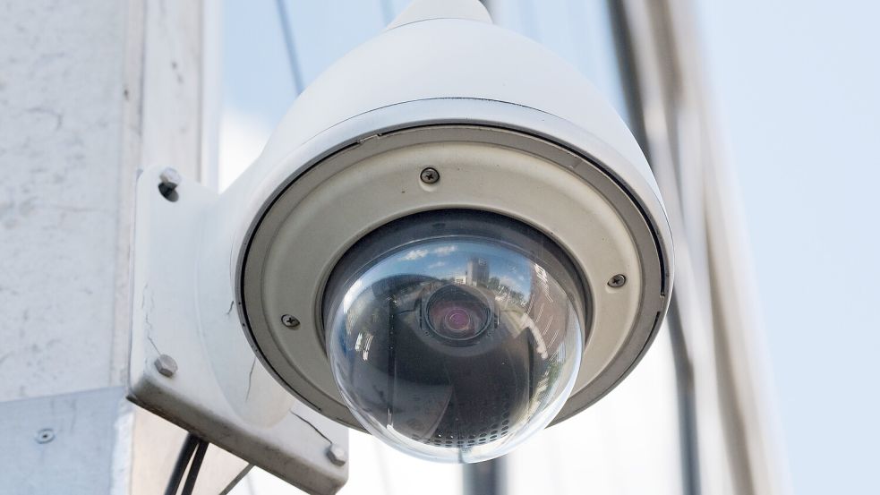 Die Stadt Weener hat gute Erfahrungen mit der Videoüberwachung eines Containerstandortes gemacht. Symbolfoto: Julian Stratenschulte/DPA