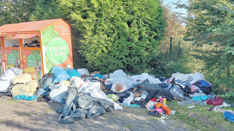Immer wieder haben im Laufe des Jahres Leserinnen und Leser der Redaktion Bilder von vermüllten Containerplätzen aus dem Kreisgebiet geschickt. Foto: Hans-Tiddo Wykhoff/Archiv