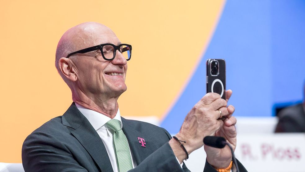 Telekom-Chef Tim Höttges peilt Investitionen in neue Rechenzentren an, um den Datenhunger im KI-Zeitalter zu stillen. (Archivbild) Foto: Oliver Berg