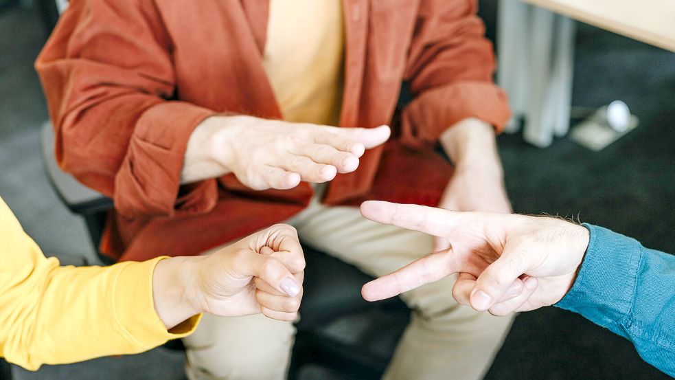 Welche Strategie ist bei „Schere, Stein, Papier“ die beste? Forscher haben sich damit auseinandergesetzt. Foto: IMAGO/Westend61