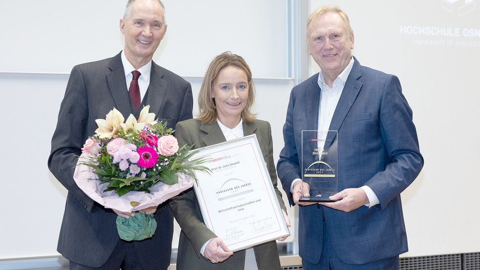 Professorin des Jahres: Aus den Händen von Jury-Vorstand Ulrich Radtke (links) und Manfred Baldschus, dem Gründer der Unicum-Stiftung, erhielt Julia Oswald die Auszeichnung. Foto: André Havergo