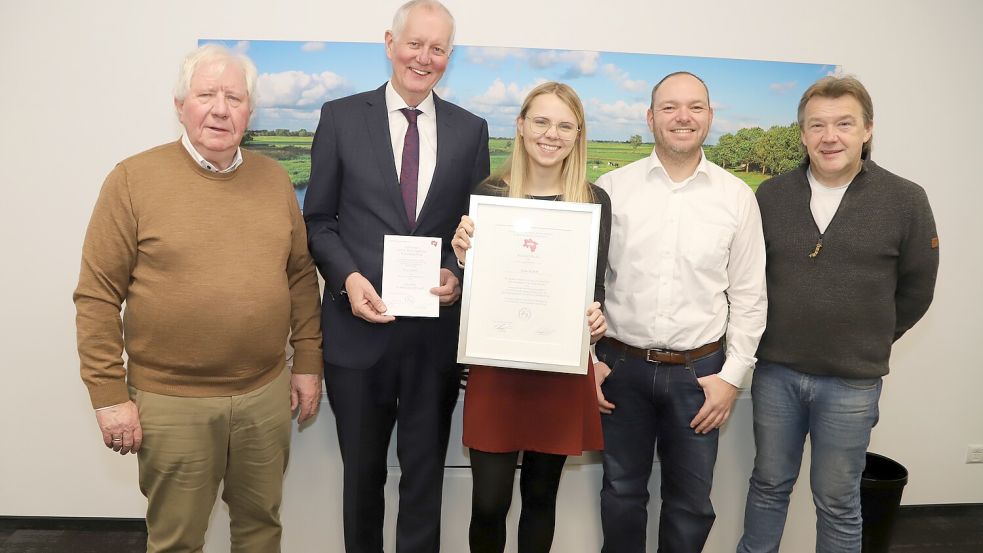 Als Beste im Ausbildungsberuf der Steuerfachangestellten in ganz Niedersachsen wurde Anna Rudloff (Mitte) aus Strücklingen durch den Vorsitzenden des Prüfungsausschusses der Steuerberaterkammer, Johannes Fortmann (2. v. li.), ausgezeichnet. Es gratulierten von der Ramsloher Kanzlei Heinz Steenken (li.) sowie (v. re.) Martina Pogoda und Helmut gr. Krogmann. Foto: Hans Passmann