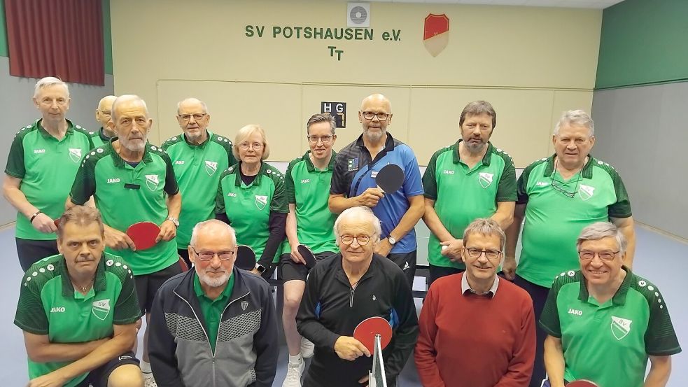 Beim Tischtennis-Training des SV Potshausen stehen Bewegung und gemeinsamer Austausch im Mittelpunkt. (Vorne von links): André Stamm, Ulrich Bielau (Betreuer), Johann Janssen (Betreuer), Wiard Meyer (1. Vorsitzender), Axel Rothermundt. (Hinten von links): Manfred Bungert, Herbert Tiesing, Joe Kästner, Werner Meyer, Angelika Becker, Uwe Hensen, Harald Ley, Hajo Oldigs, Johann Weers (Betreuer). Foto: Clarissa Scherzer