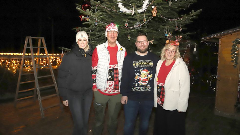 Die Familie Schön aus Barßel hat auf ihrem Anwesen auf dem Carolinenhof das Benefiz-Adventseinleuchten für den „ASB-Wünschewagen“ ausgerichtet (von links): Emily, Jens, Dominik und Susanne Schön. Foto: Hans Passmann