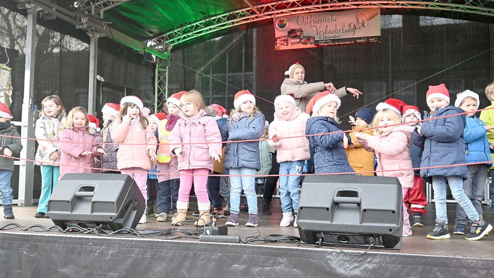 Die Kinder des Kindergartens „Lüttje Lü“ begeisterten das Publikum mit ihrem Auftritt auf der Bühne. Foto: Holger WeersDie Kinder des Kindergartens „Lüttje Lü“ begeisterten das Publikum mit ihrem Auftritt auf der Bühne. Foto: Holger Weers