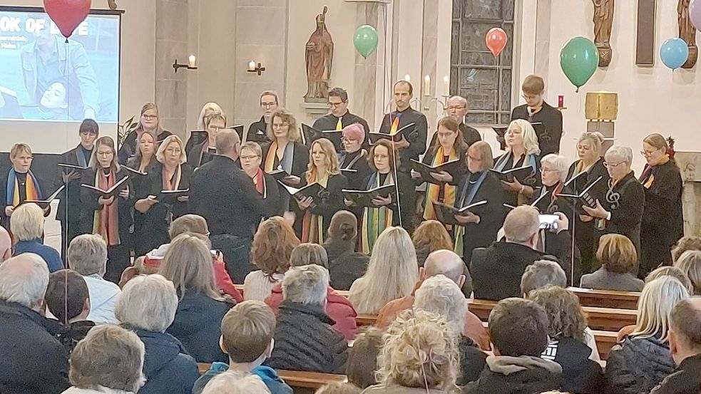 Die katholische Kirche in Westrhauderfehn war zum Jubiläumskonzert des Chors Molekül bunt geschmückt. Foto: St. Bonifatius Westrhauderfehn