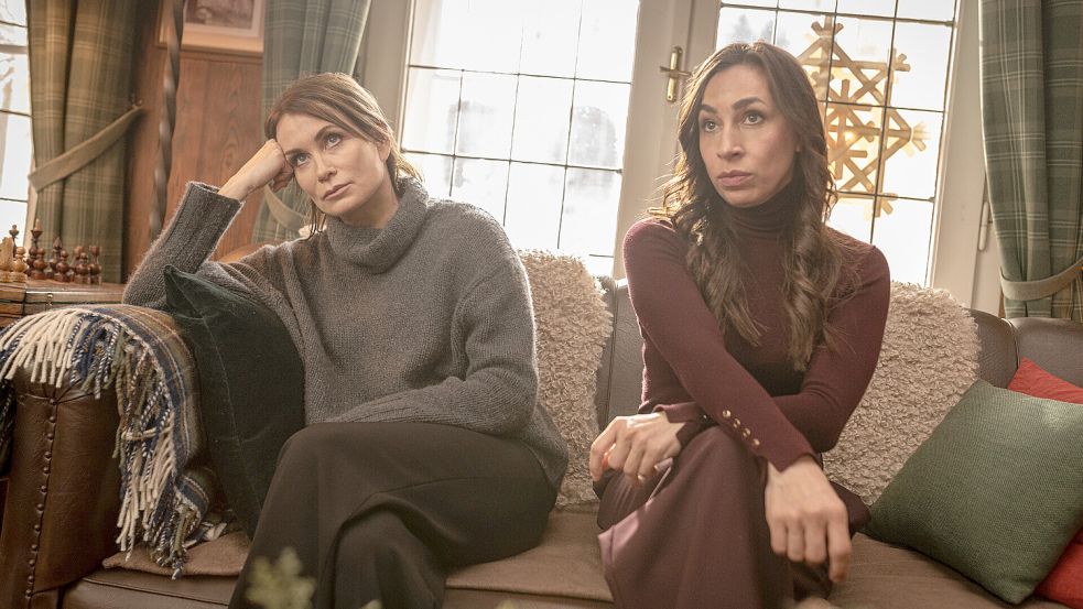 Im Weihnachtskrimi „Dahlmanns letzte Bescherung“ muss Carol Schuler (r.) als Emma ihrer Lebensgefährtin Therese Dahlmann (Anja Kling) während des verhassten Familienbesuchs moralische Unterstützung leisten. Foto: ZDF und Toni Muhr